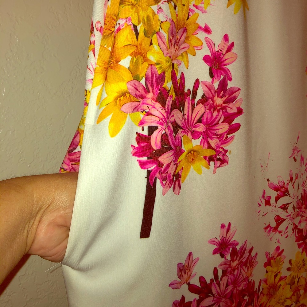 Classic sleeveless dress with side hidden pockets